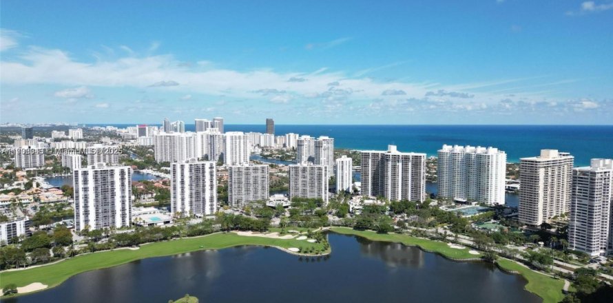 Кондоминиум с 2 спальнями в Авентура, Флорида № 1956668