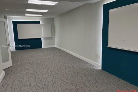 Commercial property in Hollywood, Florida № 1811416 - photo 16
