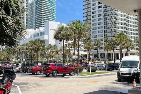 Commercial property in Hollywood, Florida № 1811416 - photo 2