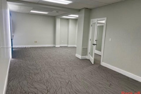 Commercial property in Hollywood, Florida № 1811416 - photo 17