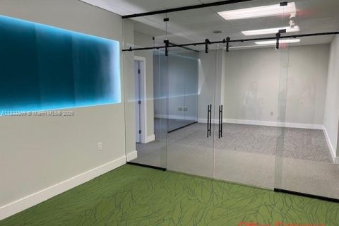 Commercial property in Hollywood, Florida № 1811416 - photo 10