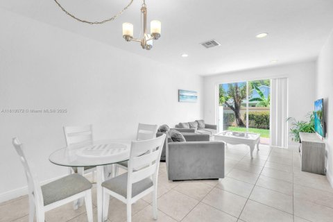 Townhouse in Cooper City, Florida 4 bedrooms, 201.78 sq.m. № 1934145 - photo 15