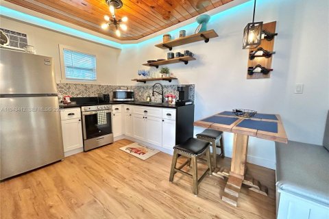 Commercial property in Miami, Florida 41.81 sq.m. № 2000787 - photo 14