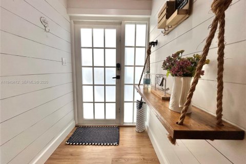 Commercial property in Miami, Florida 41.81 sq.m. № 2000787 - photo 18