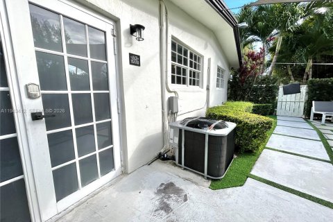 Commercial property in Miami, Florida 41.81 sq.m. № 2000787 - photo 22