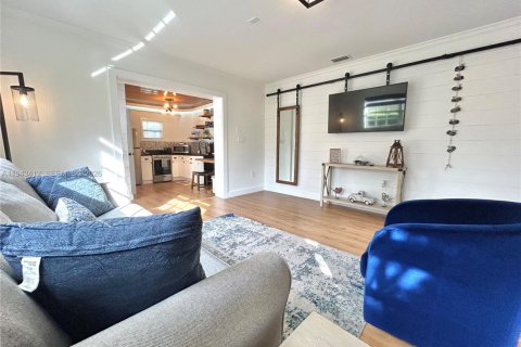 Commercial property in Miami, Florida 41.81 sq.m. № 2000787 - photo 10