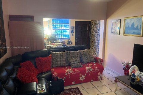 House in Miami, Florida 3 bedrooms, 149.39 sq.m. № 2013245 - photo 14