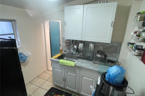 House in Miami, Florida 3 bedrooms, 149.39 sq.m. № 2013245 - photo 7