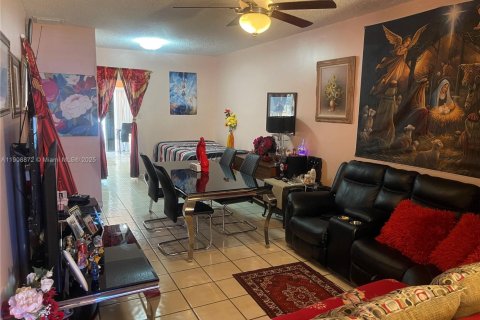 House in Miami, Florida 3 bedrooms, 149.39 sq.m. № 2013245 - photo 16