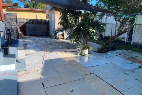 House in Miami, Florida 3 bedrooms, 149.39 sq.m. № 2013245 - photo 24