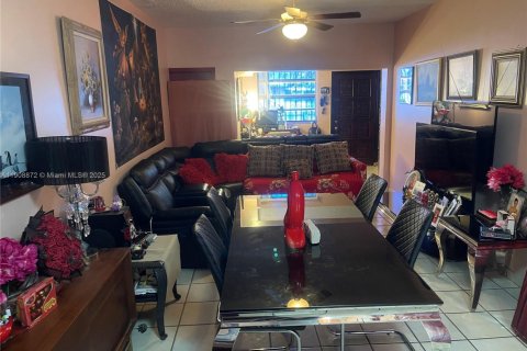 House in Miami, Florida 3 bedrooms, 149.39 sq.m. № 2013245 - photo 15