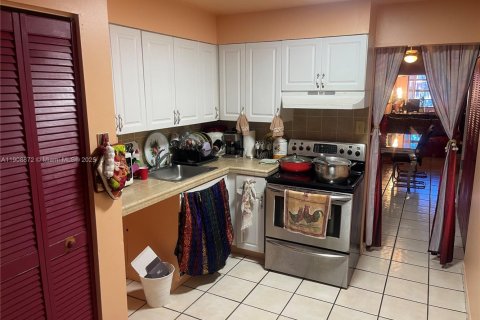 House in Miami, Florida 3 bedrooms, 149.39 sq.m. № 2013245 - photo 17