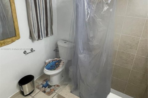 House in Miami, Florida 3 bedrooms, 149.39 sq.m. № 2013245 - photo 12