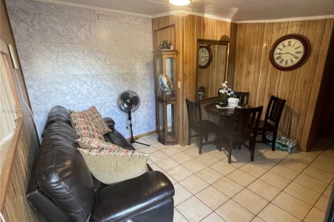 House in Miami, Florida 3 bedrooms, 149.39 sq.m. № 2013245 - photo 5