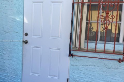 House in Miami, Florida 3 bedrooms, 149.39 sq.m. № 2013245 - photo 9