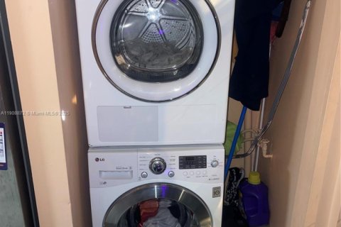 House in Miami, Florida 3 bedrooms, 149.39 sq.m. № 2013245 - photo 19