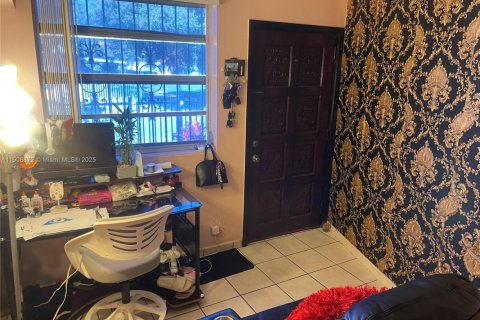 House in Miami, Florida 3 bedrooms, 149.39 sq.m. № 2013245 - photo 13