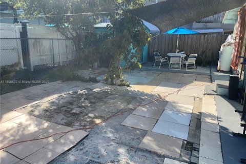 House in Miami, Florida 3 bedrooms, 149.39 sq.m. № 2013245 - photo 23