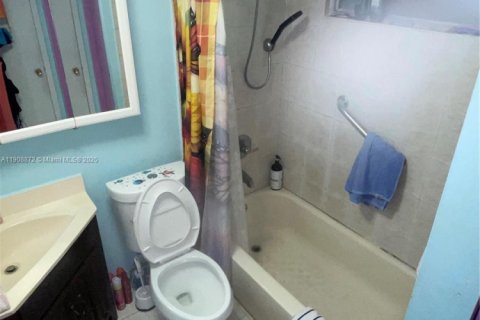 House in Miami, Florida 3 bedrooms, 149.39 sq.m. № 2013245 - photo 22