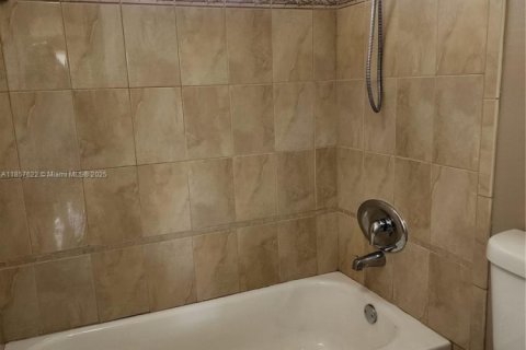 Condominio en venta en Tamarac, Florida, 1 dormitorio, 61.32 m2 № 1881983 - foto 16
