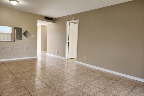 Condominio en venta en Tamarac, Florida, 1 dormitorio, 61.32 m2 № 1881983 - foto 8