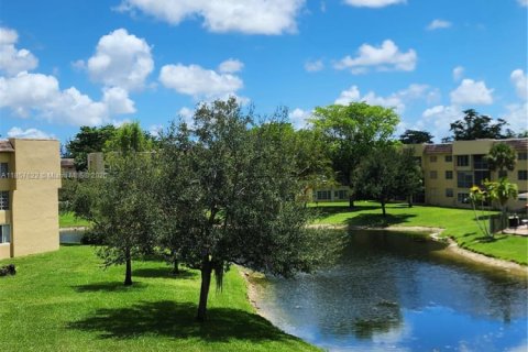 Condominio en venta en Tamarac, Florida, 1 dormitorio, 61.32 m2 № 1881983 - foto 1
