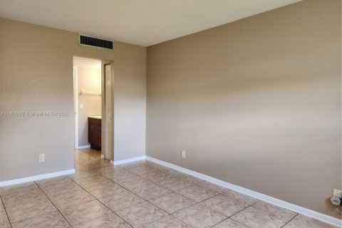 Condominio en venta en Tamarac, Florida, 1 dormitorio, 61.32 m2 № 1881983 - foto 13