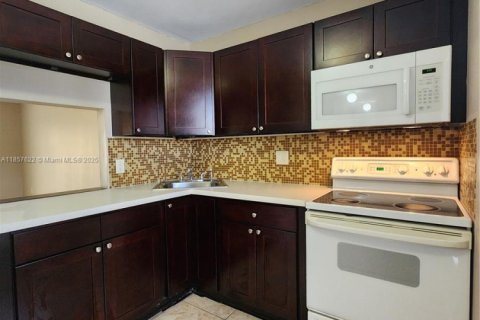 Condominio en venta en Tamarac, Florida, 1 dormitorio, 61.32 m2 № 1881983 - foto 2