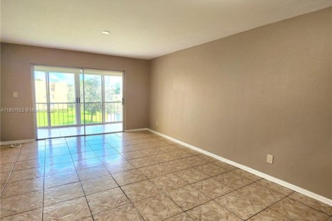 Condominio en venta en Tamarac, Florida, 1 dormitorio, 61.32 m2 № 1881983 - foto 11