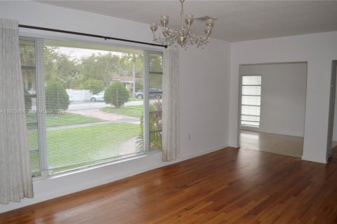 Снять в аренду виллу или дом в Майами-Шорс, Флорида 2 спальни, 168.52м2, № 1992380 - фото 16