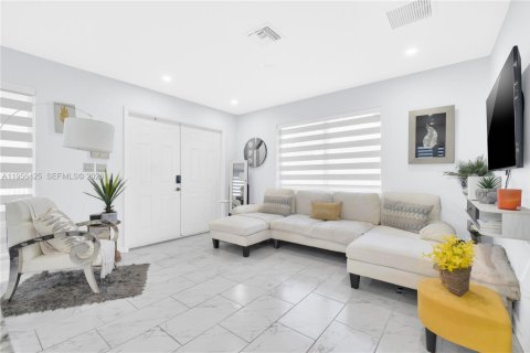 Купить коммерческую недвижимость в Майами, Флорида 187.66м2, № 2017717 - фото 4