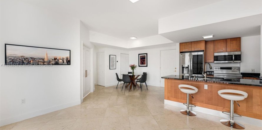 Condo in Coral Gables, Florida, 2 bedrooms  № 1850413