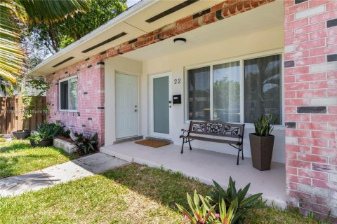 Villa ou maison à louer à Dania Beach, Floride: 2 chambres, 100.33 m2 № 1938242 - photo 1