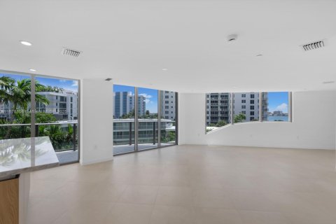 Copropriété à louer à Bay Harbor Islands, Floride: 2 chambres, 152.92 m2 № 2016568 - photo 19