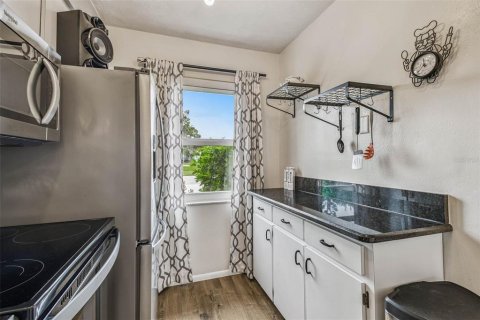 Condo in New Port Richey, Florida, 2 bedrooms  № 1902107 - photo 15