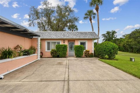 Condo in New Port Richey, Florida, 2 bedrooms  № 1902107 - photo 1
