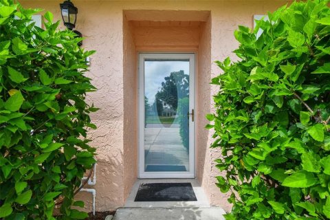 Condo in New Port Richey, Florida, 2 bedrooms  № 1902107 - photo 7