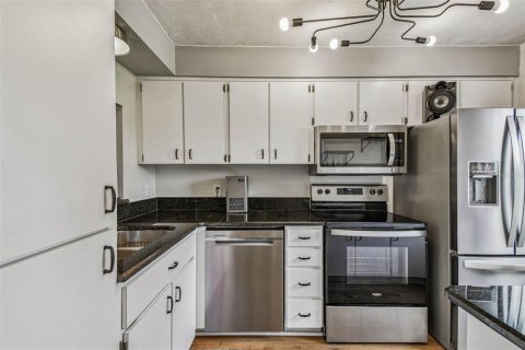 Condo in New Port Richey, Florida, 2 bedrooms  № 1902107 - photo 10
