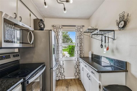 Condo in New Port Richey, Florida, 2 bedrooms  № 1902107 - photo 13