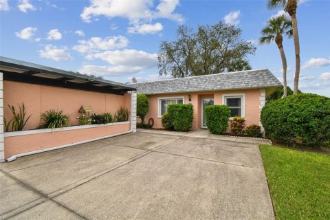 Condo in New Port Richey, Florida, 2 bedrooms  № 1902107 - photo 3