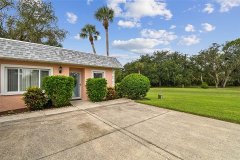 Condo in New Port Richey, Florida, 2 bedrooms  № 1902107 - photo 5