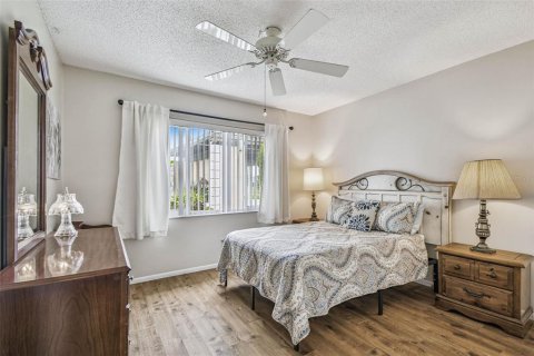 Condo in New Port Richey, Florida, 2 bedrooms  № 1902107 - photo 17