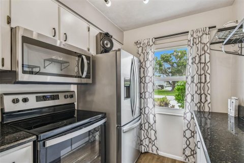 Condo in New Port Richey, Florida, 2 bedrooms  № 1902107 - photo 14