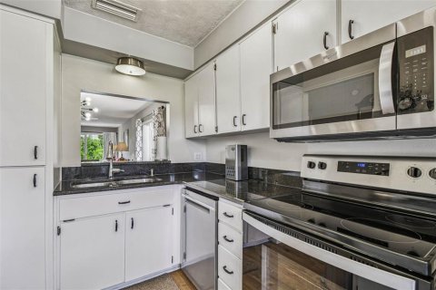 Condo in New Port Richey, Florida, 2 bedrooms  № 1902107 - photo 16