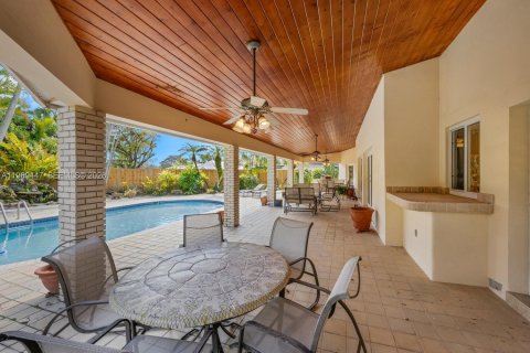 House in Miami, Florida 5 bedrooms, 424.01 sq.m. № 2030895 - photo 16