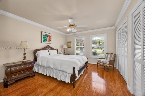 House in Miami, Florida 5 bedrooms, 424.01 sq.m. № 2030895 - photo 13
