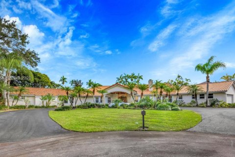 House in Miami, Florida 5 bedrooms, 424.01 sq.m. № 2030895