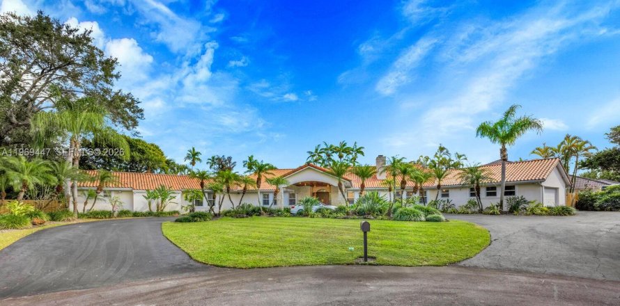 House in Miami, Florida 5 bedrooms, 424.01 sq.m. № 2030895
