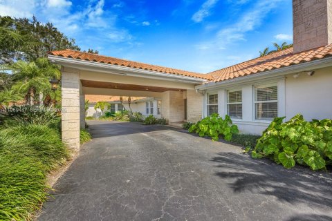 House in Miami, Florida 5 bedrooms, 424.01 sq.m. № 2030895 - photo 2