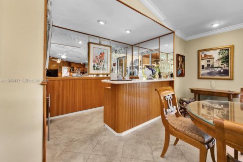 House in Miami, Florida 5 bedrooms, 424.01 sq.m. № 2030895 - photo 10